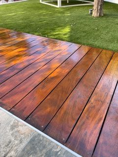 Après — bois ravivé et propre