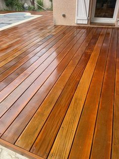 Après — terrasse bois nettoyée au brossage mécanique